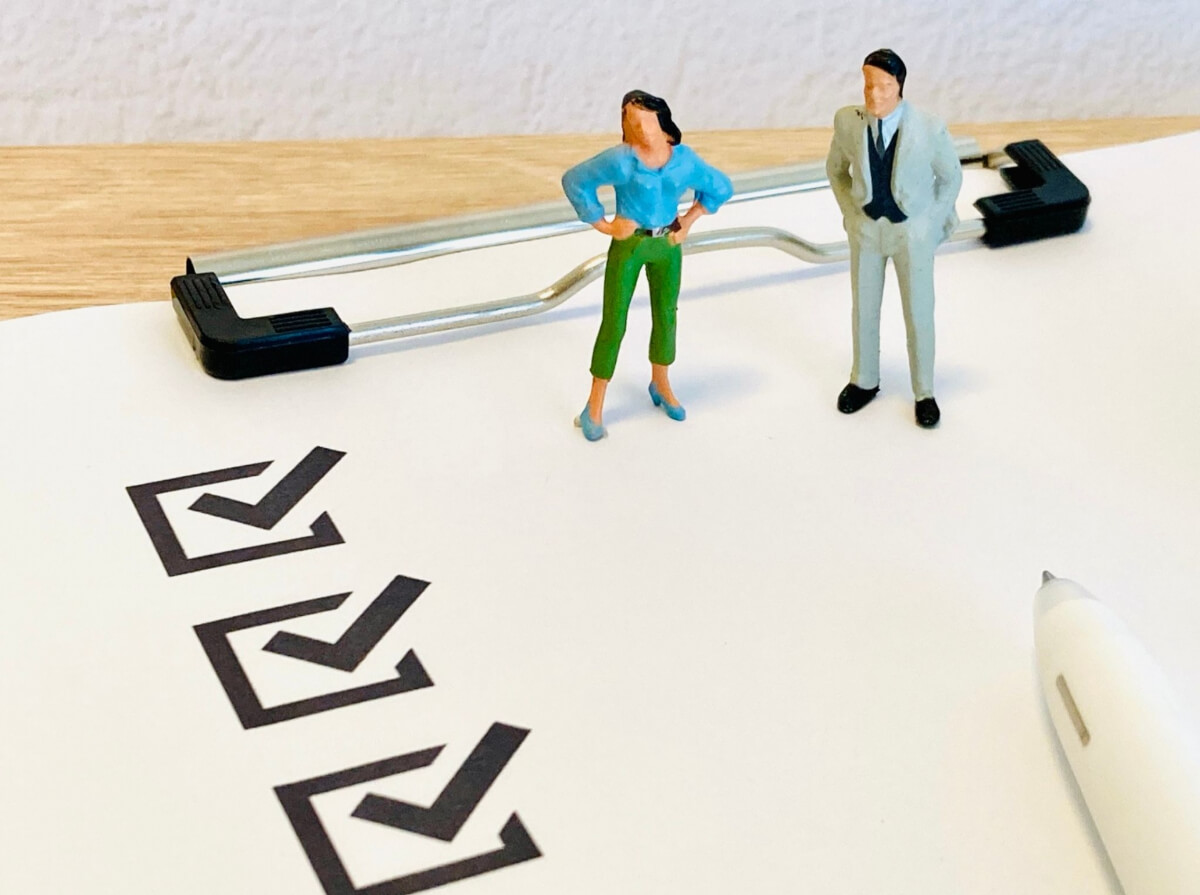 チェックリストを見る人