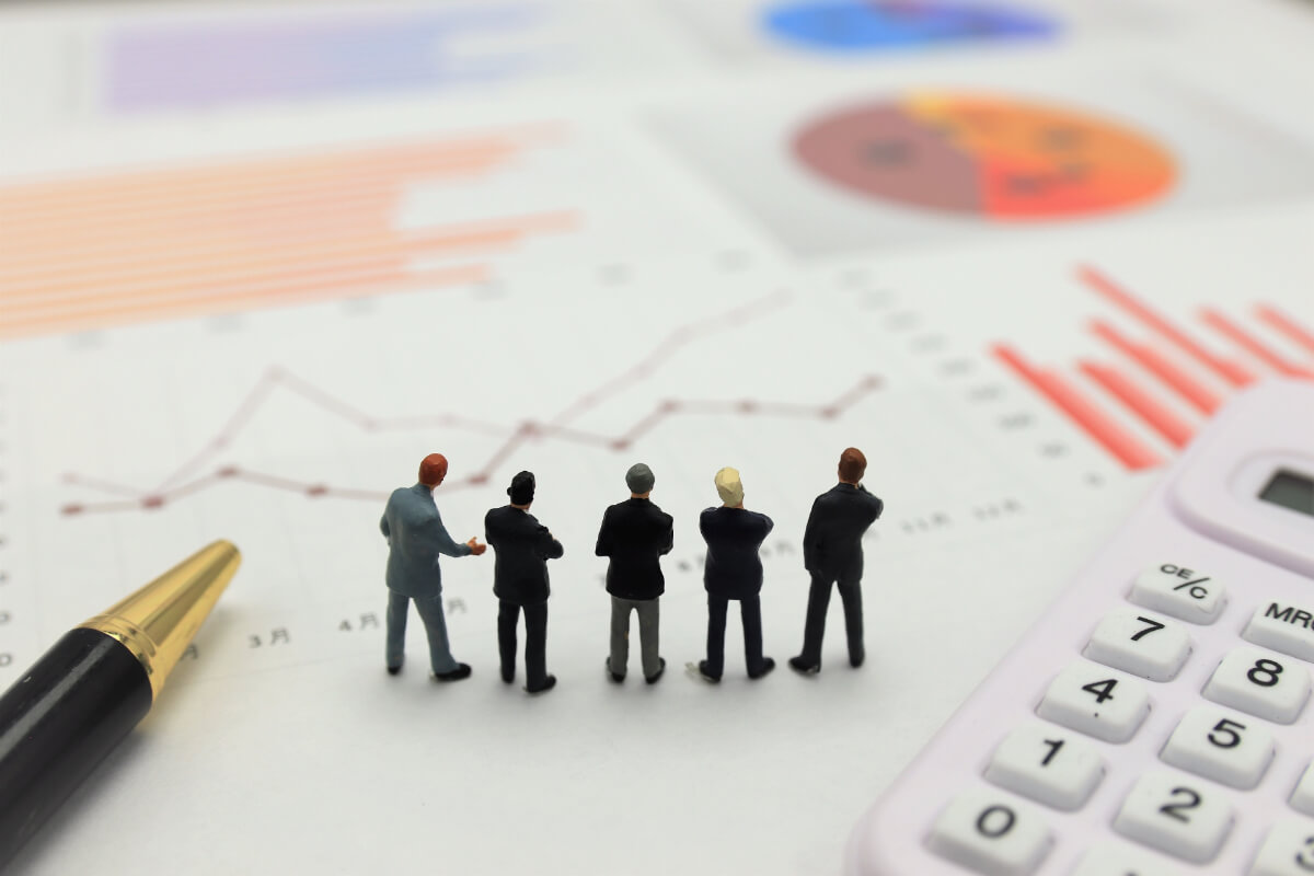 経歴書を眺める人